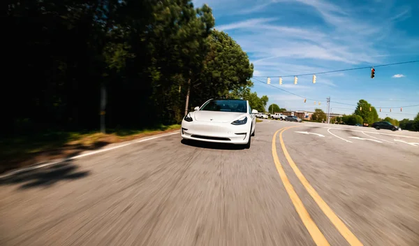 Nový Tesla Model 3 všechny elektromobil jede po silnici — Stock fotografie