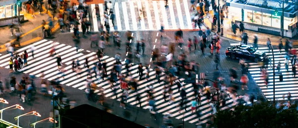 Les gens et la circulation traversent le célèbre carrefour de brouillage à Shibuya, Tokyo, Japon — Photo