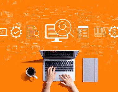 Bir dizüstü bilgisayar kullanan kişi ile belge yönetim sistemi kavramı