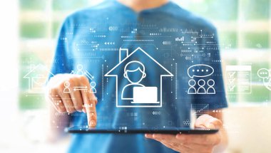 Bir tablet kullanan bir adamla Uzak Çalışma teması