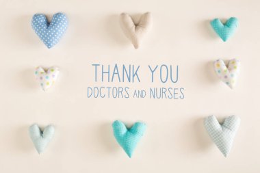 Teşekkürler doktorlar ve hemşireler. Mavi kalp yastıklı mesaj.