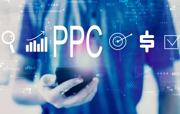 PPC - Betaal per klik concept met de mens met behulp van een smartphone — Stockfoto