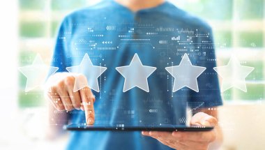 Tablet kullanan bir adamla yıldız konsepti derecelendiriliyor