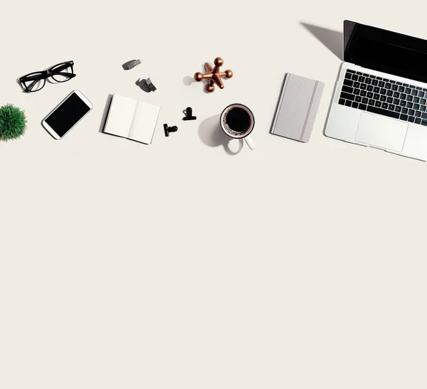 Laptop mit Büromaterial — Stockfoto