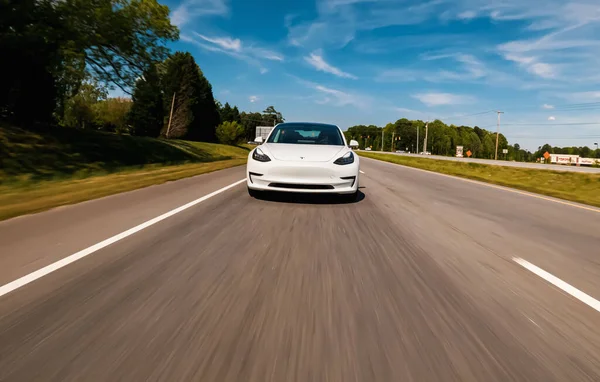 Nový Tesla Model 3 všechny elektromobil jede po silnici — Stock fotografie