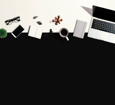 Ofis malzemeleri içeren dizüstü bilgisayar.