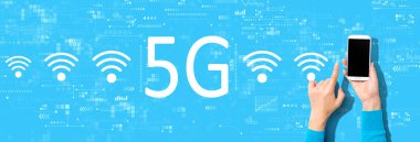 Akıllı telefon kullanan kişi ile 5G ağı