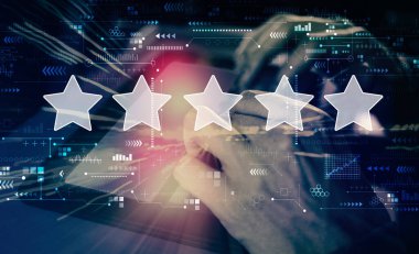 Tablet kullanan adamla yıldız konsepti derecelendiriliyor