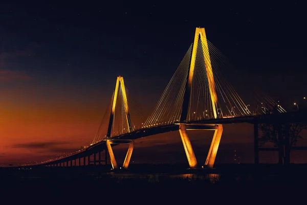 Cooper River Bridge por la noche en Carolina del Sur — Foto de Stock
