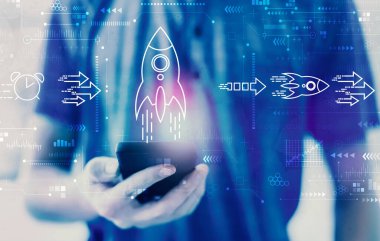 Akıllı telefon kullanan bir adamla hızlı büyüme kavramı