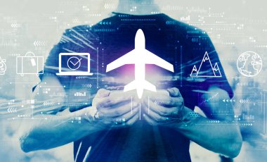 Akıllı telefon tutan adamın uçuş bileti konsepti