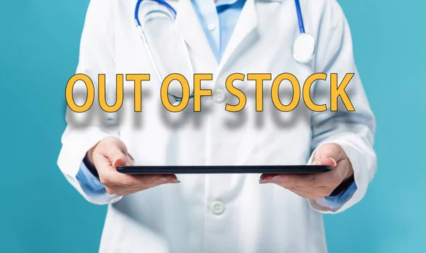 Out of stock téma s lékařem pomocí tabletu PC — Stock fotografie