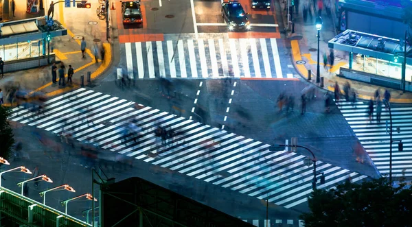 Οι άνθρωποι και η κυκλοφορία διασχίζουν τη διάσημη διασταύρωση scramble σε Shibuya, Τόκιο, Ιαπωνία — Φωτογραφία Αρχείου