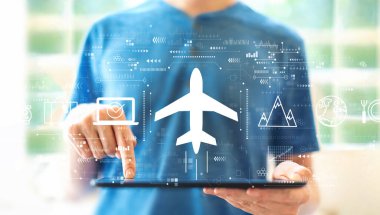 Tablet kullanan bir adamla uçuş bileti rezervasyonu kavramı