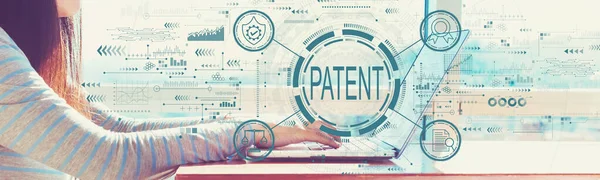 Patentkonzept mit Frau am Laptop — Stockfoto