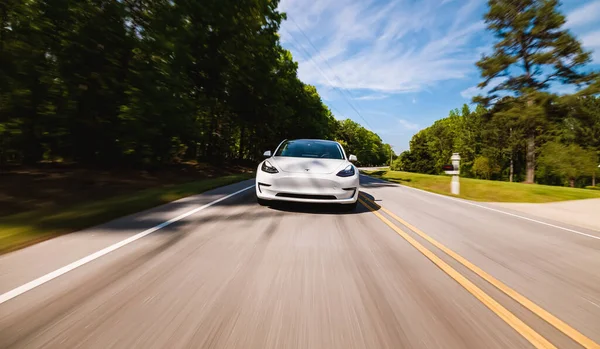 En ny Tesla Modell 3 alla elbil som kör på vägen — Stockfoto