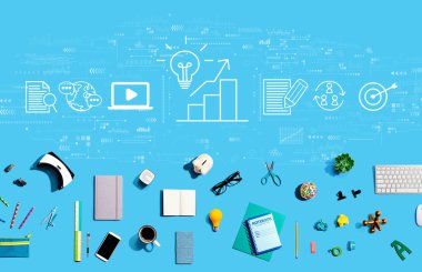 Elektronik aletler ve ofis malzemeleriyle içerik pazarlama kavramı