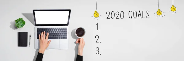Metas 2020 com a pessoa usando o computador portátil — Fotografia de Stock