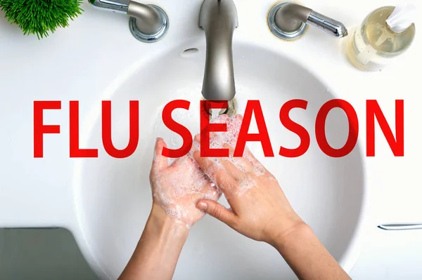 Тема сезону грипу з людиною, що миє руки — стокове фото