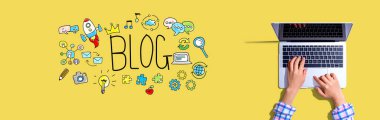 Laptop kullanan bir kadınla blog yap
