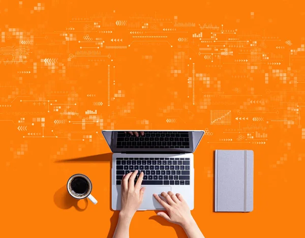 Teknik skärm med person som använder en bärbar dator — Stockfoto