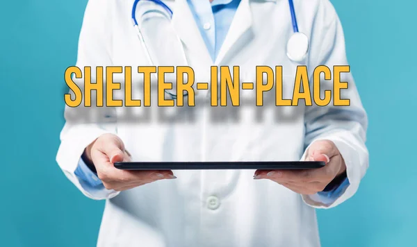Καταφύγιο στη θέση του θέματος με ένα γιατρό χρησιμοποιώντας ένα tablet pc — Φωτογραφία Αρχείου