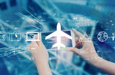 Akıllı telefon kullanan kişi ile uçuş bileti rezervasyonu kavramı