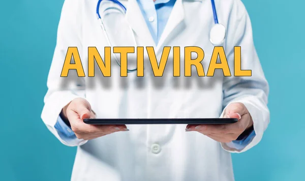 Antivirale thema met een arts met behulp van een tablet pc — Stockfoto