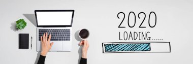 Yeni yıl 2020 dizüstü bilgisayar kullanan kişi ile yükleniyor