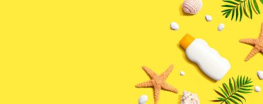 Deniz yıldızlı ve deniz kabuklu güneş kremi şişesi.