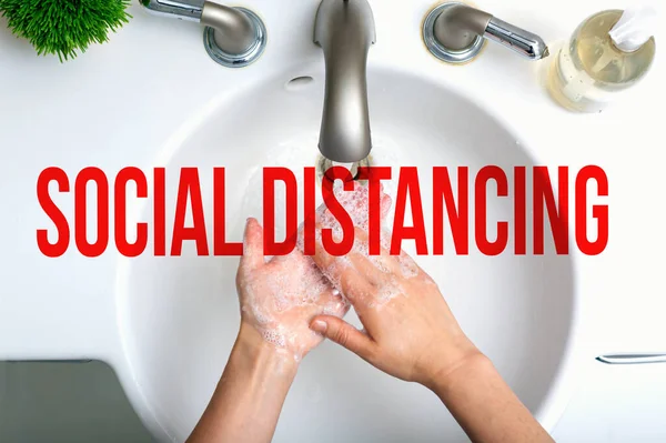 Tema Social Distanciamiento con la persona lavándose las manos — Foto de Stock