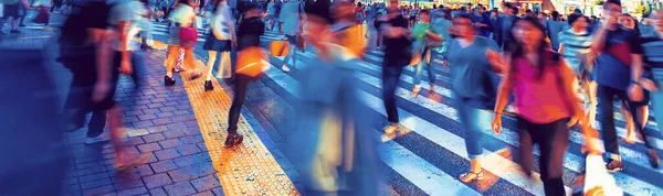 People and traffic cross the famous scramble intersection in Shibuya, Tokyo, Japan — Stock Photo, Image