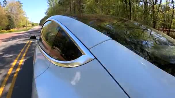 Egy új Tesla Model 3 vezet az úton. — Stock videók