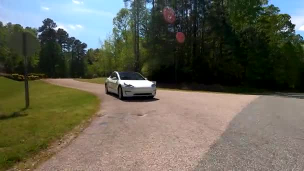 Un nouveau Tesla Model 3 sur la route — Video