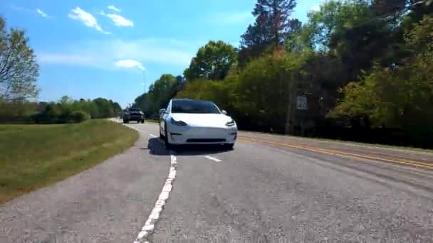 Un nouveau Tesla Model 3 sur la route — Video