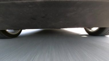 Yeni bir Tesla Model 3 yolda ilerliyor.