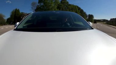 Yeni bir Tesla Model 3 yolda ilerliyor..