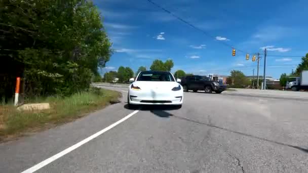 Nowy Tesla Model 3 jazdy w dół drogi — Wideo stockowe