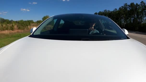 Un nouveau Tesla Model 3 roule sur la route. — Video