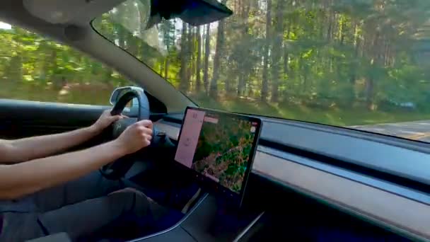 Otomatik pilotta yeni bir Tesla Model 3 kullanan kişi — Stok video