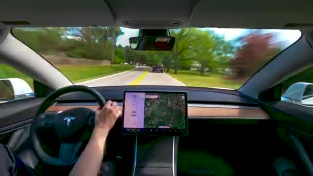 Une personne conduit une nouvelle Tesla Modèle 3 — Video