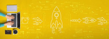 Dizüstü bilgisayar kullanan kişi ile hızlı büyüme kavramı