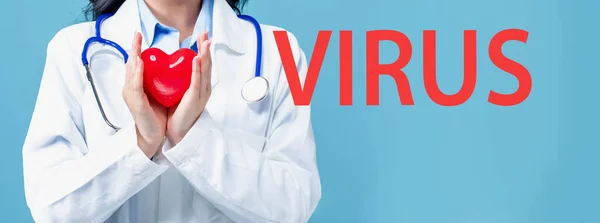 Tema del virus con un medico che tiene un cuore — Foto Stock