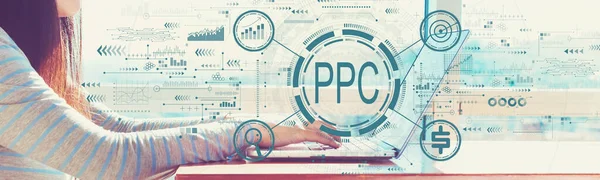 PPC - Pay per click concept met een vrouw aan het werk op een laptop — Stockfoto