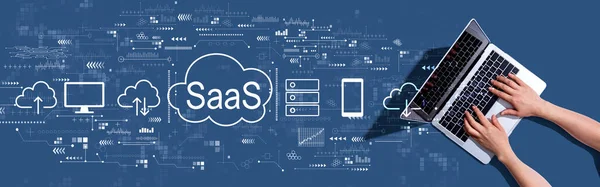 SaaS - программное обеспечение как концепция сервиса с женщиной, использующей ноутбук — стоковое фото