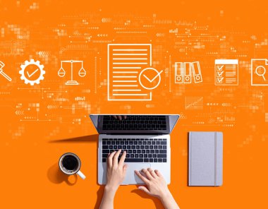 Dizüstü bilgisayar kullanan kişiye uyum kavramı