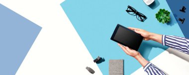 Tablet bilgisayar kullanan bir kadın