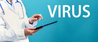 Tablet kullanan bir doktorla virüs teması