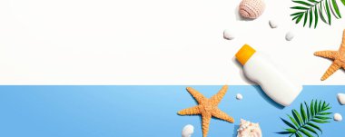 Deniz yıldızlı ve deniz kabuklu güneş kremi şişesi.