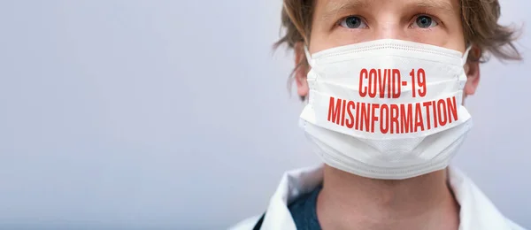Covid-19 Θέμα παραπληροφόρησης με άτομο που φοράει προστατευτική μάσκα προσώπου — Φωτογραφία Αρχείου